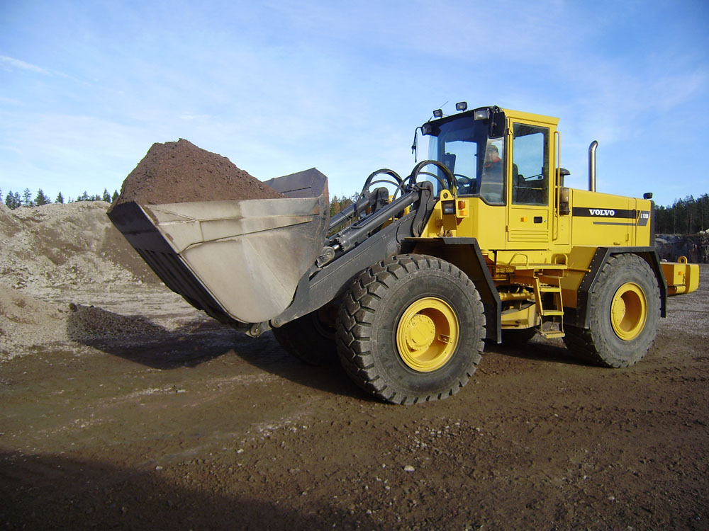 Kuormaaja ja maakuorma kauhassa